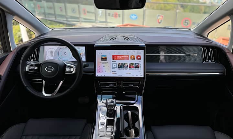 
								2025 GAC Trumpchi M8 Master Edition 2.0T SUV full									